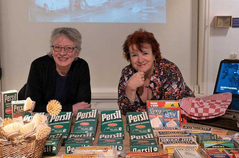 De auteurs Adrianne Dercksen en Ingeborg Hornsveld voor met een verzameling zeepmerken van het Nederlands Volksbuurtmuseum